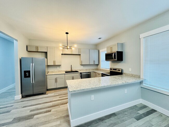 Building Photo - RATE DROP ALERT! (was $2600/month)