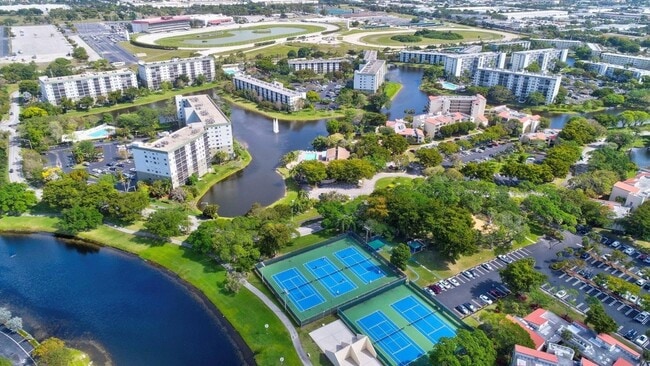 Building Photo - 2202 S Cypress Bend Dr