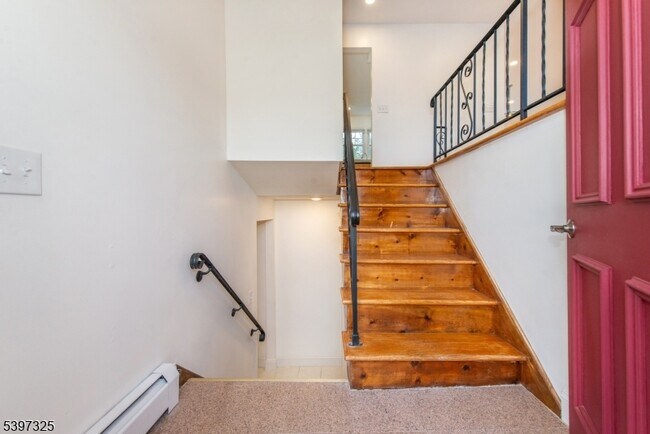 Building Photo - 4 Maureen Ct