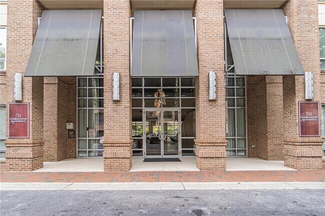 Building Photo - 711 Cosmopolitan Dr NE