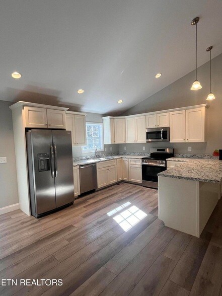 Building Photo - 355 W Outer Dr