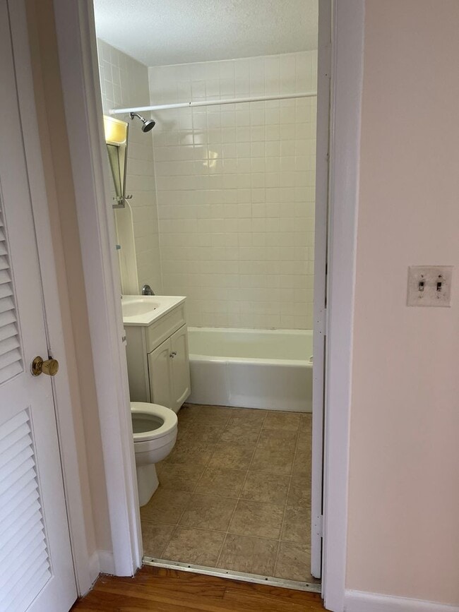 Building Photo - Modern 1st  floor sunny  1  bed Parking Included, Heat Hw Inc 1 FREE MONTH   no LEAD PAINT