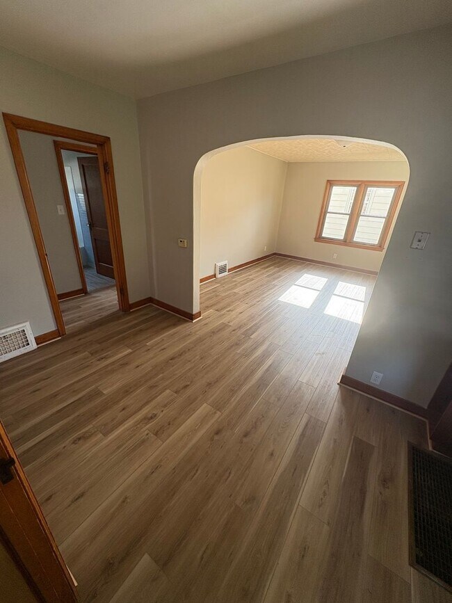 Building Photo - 3 Bedroom 1 Bathroom Single Family Home