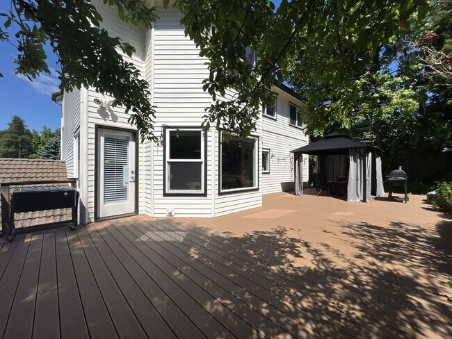 Building Photo - Stunning Bull Mountain Home with Gourmet Kitchen & Luxurious Primary Suite Retreat