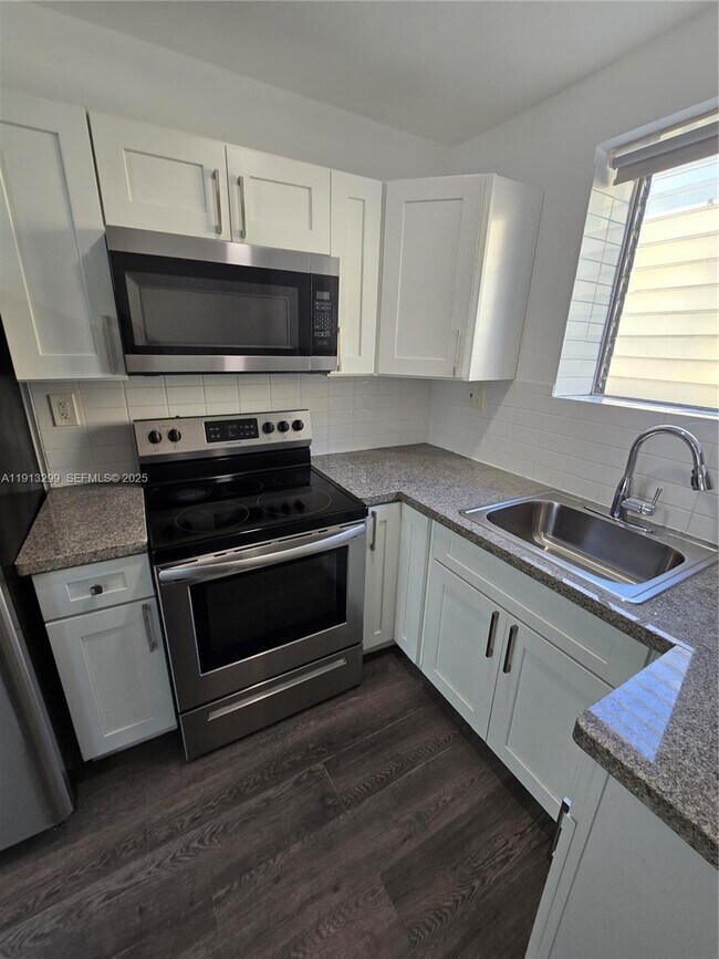 Building Photo - 1629 SW 6th St