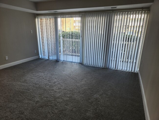 Building Photo - Spacious Two Bedroom Apartment Home Availa...