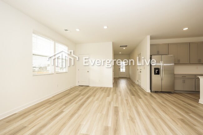 Building Photo - 806 Averitt Ln