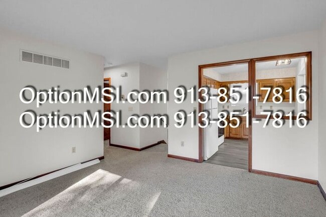 Building Photo - Spacious Townhome!