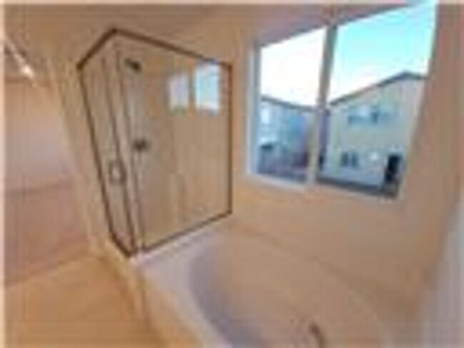 Building Photo - Beautiful 4 bedroom House