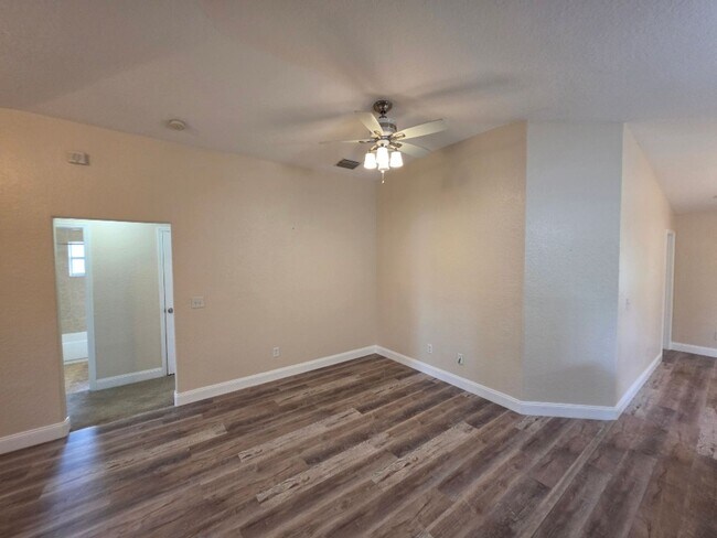 Building Photo - Beautiful 3 Bedroom 2 Bathroom Daytona Beach Home