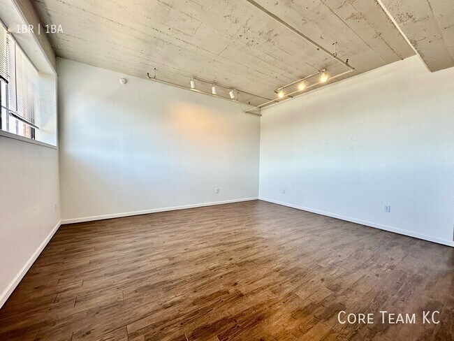 Building Photo - 320 W 7th St