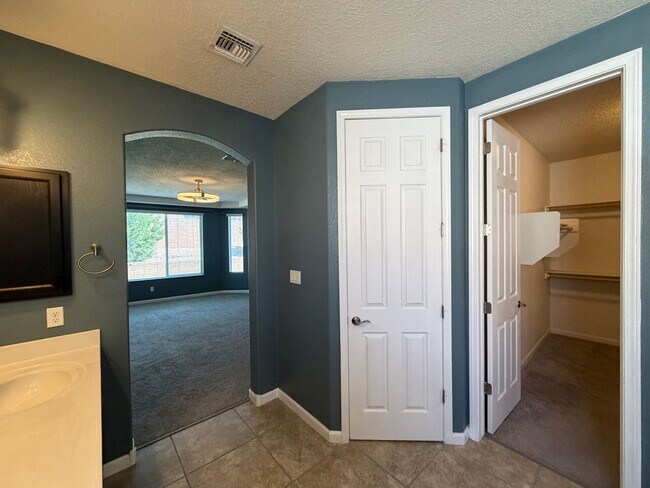 Building Photo - 4 Bedroom Single Story Home Available Near Golf Course Rd & Southern Blvd!