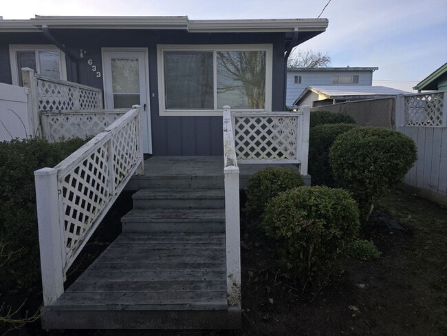 Building Photo - 633 NE Channon Ave