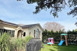 Building Photo - 1245 N Orchard Dr