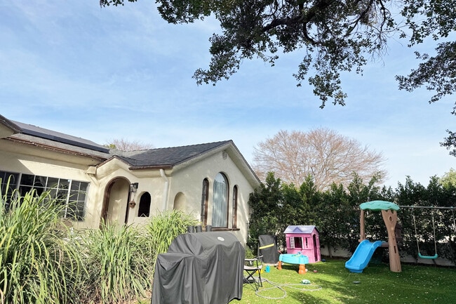 Building Photo - 1245 N Orchard Dr