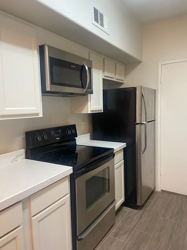 Building Photo - Cozy 1 bedroom condo conveniently located ...