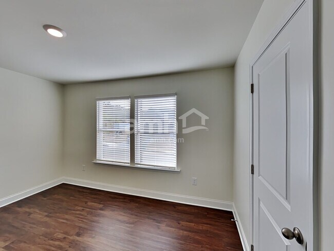 Building Photo - 909 Headland Wy