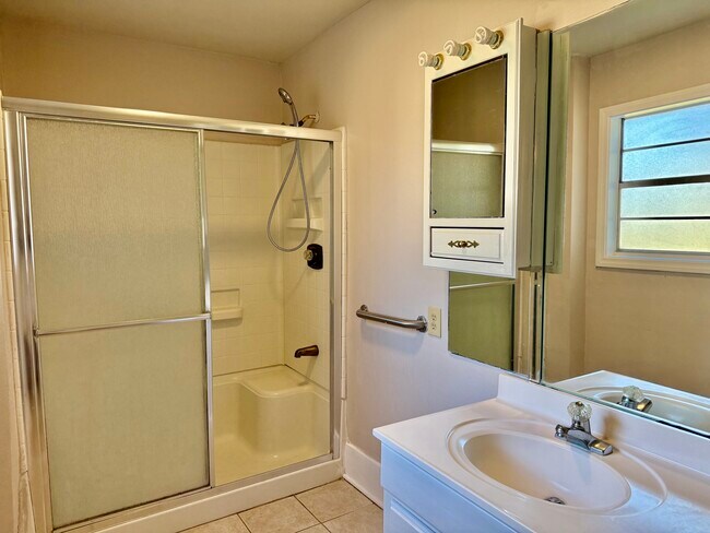 Building Photo - 2946 Madeira Dr