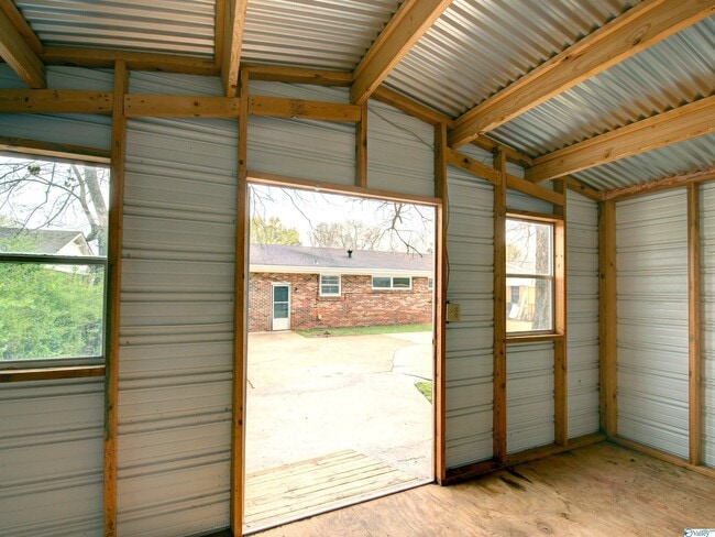 Building Photo - 609 Marguerite Dr NW