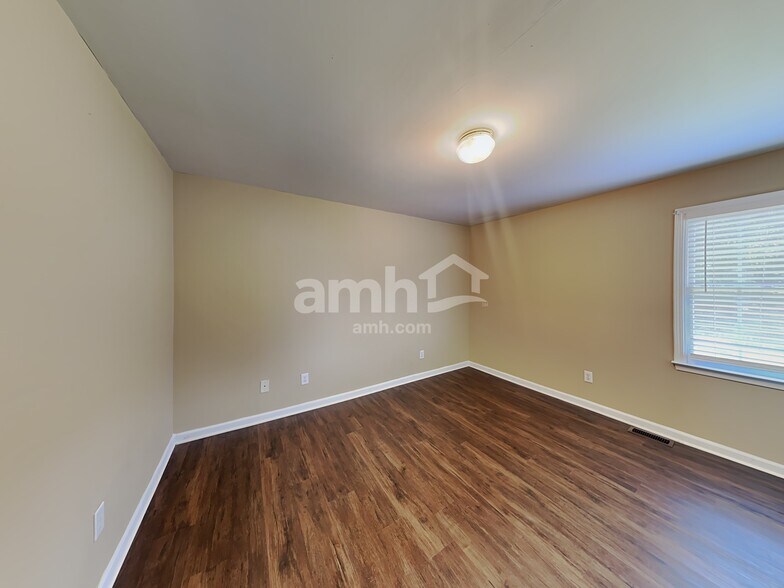 Building Photo - 20 Legend Creek Ct