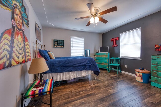 Building Photo - 720 Chisholm Trail