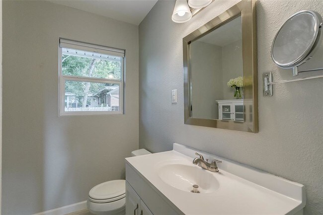 Building Photo - 847 Peavy Rd