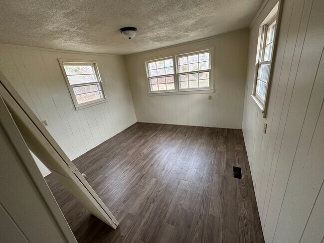 Building Photo - 120 Carson Dr