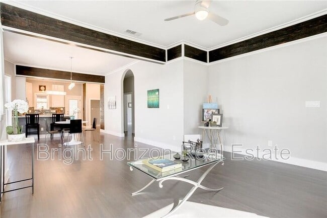 Building Photo - 1821 W 10th St