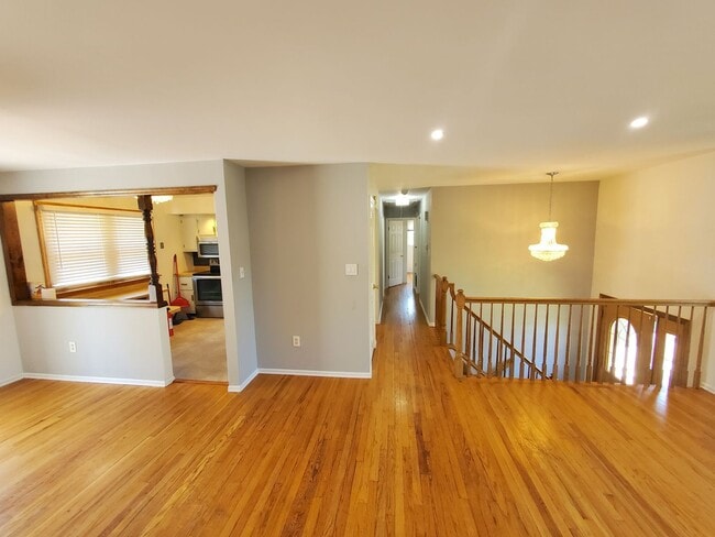 Building Photo - Single family, bi-level home with 4-bedroo...