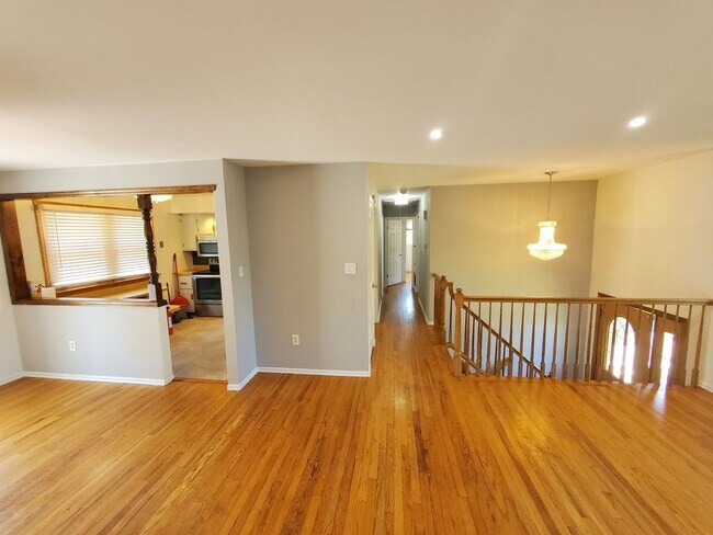 Building Photo - Single family, bi-level home with 4-bedrooms (one bedroom on ground level), 2.5 bathrooms, attach...