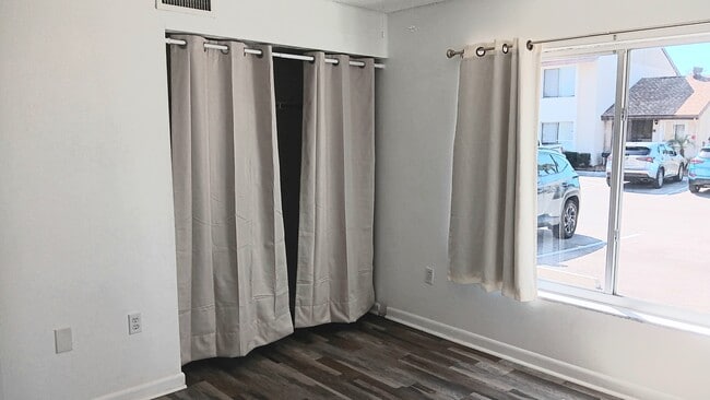 Building Photo - 2724 Hidden Lake Blvd