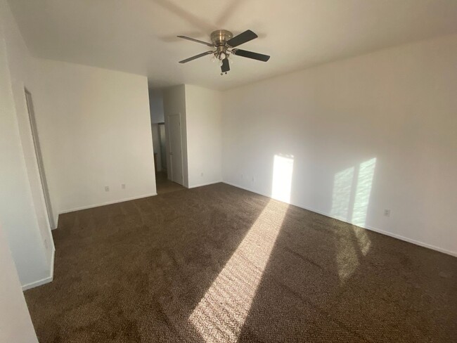 Building Photo - Great location on this split floorplan 3 b...
