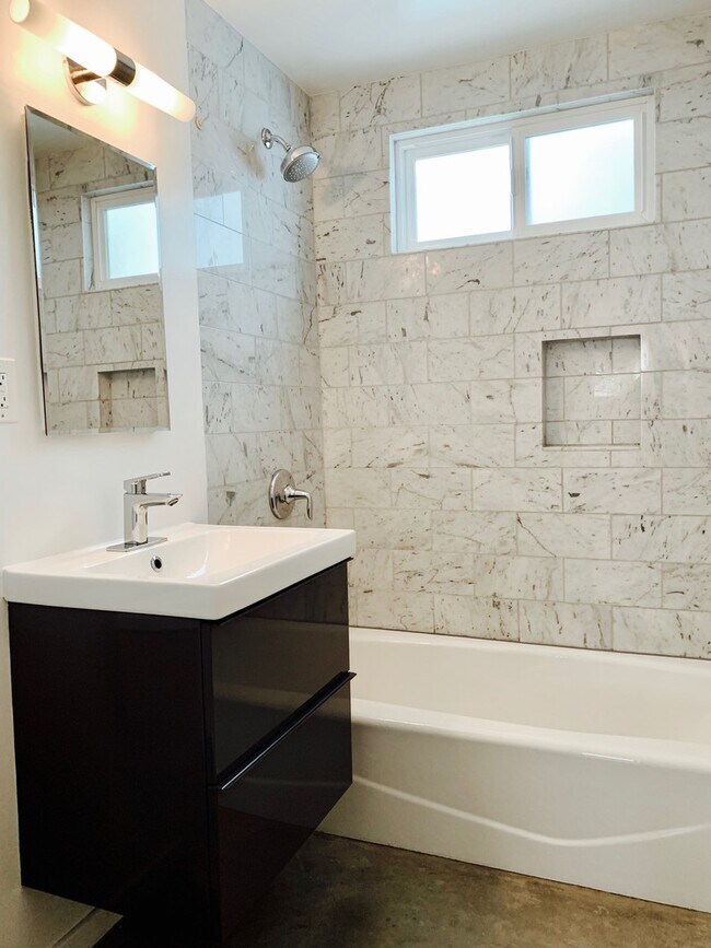 Building Photo - 710 Bay St