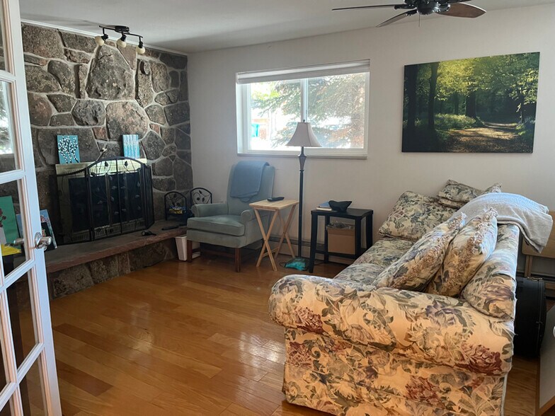 Building Photo - 2240 Hillsdale Cir