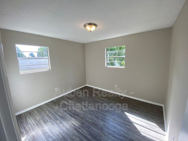 Building Photo - 832 Sylvan Dr