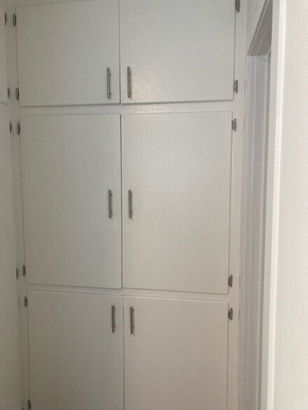 Building Photo - 429 W 3rd St