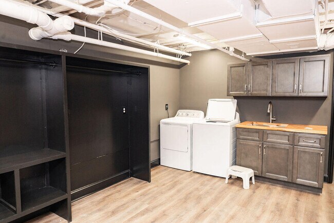 Building Photo - 275 S Limestone