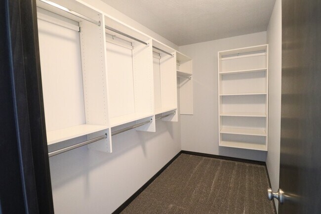 Building Photo - Amazing 4 Bedroom 3.5 Bathroom Townhome in Sioux Falls