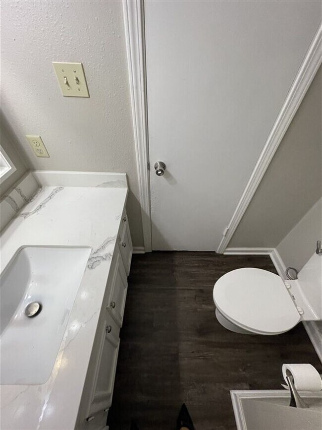 Building Photo - Updated Townhome for lease | 10009 Smither...