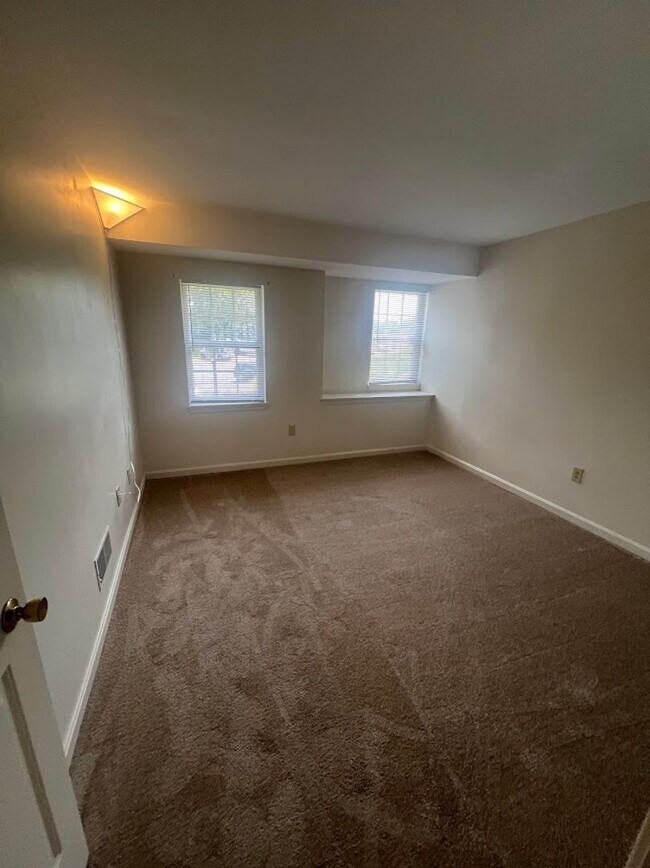 Building Photo - Seven Oaks Condo