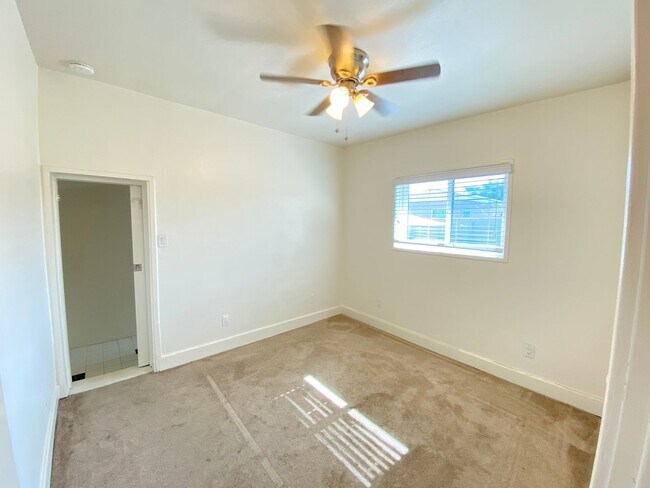Building Photo - Great Normal Heights Location! IN UNIT Washer/Dryer, 2 Covered Parking Spots, Storage Locker!