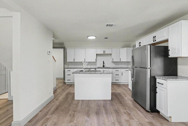 Building Photo - Beautifully Remodeled Home for Rent – Plenty of Space Inside & Out!