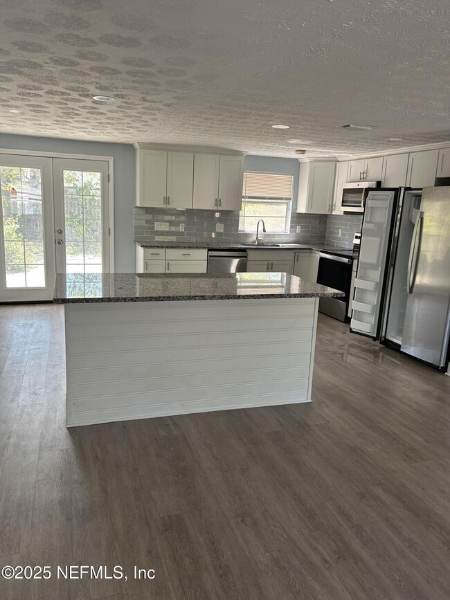Building Photo - 2834 Goldenrod Cir E