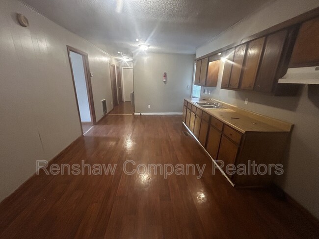 Building Photo - 109 McLin St