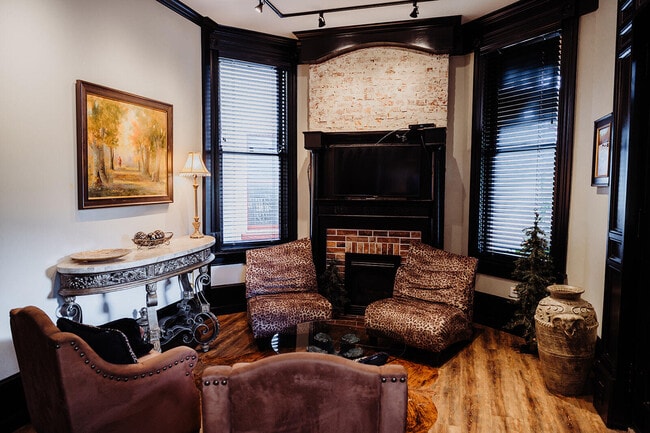 Building Photo - 275 S Limestone