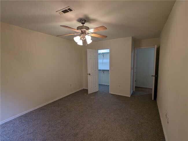 Building Photo - 2046 E Farr Ln