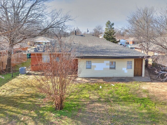Building Photo - Updated home in Heart of OKC + 4 bedrooms