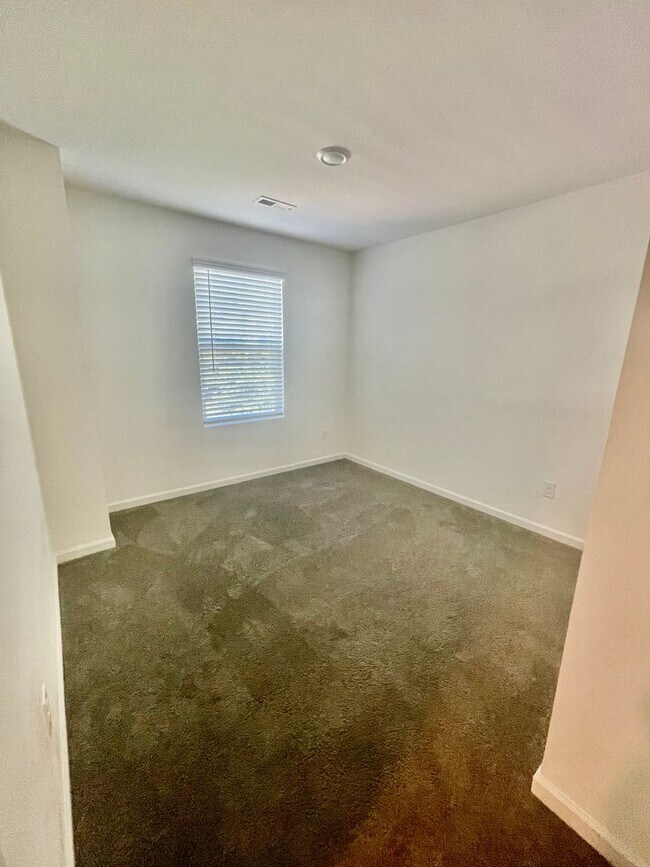 Building Photo - Welcome to this stunning 5-bedroom, 2-bath...