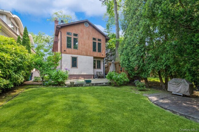 Building Photo - 196-15 Como Ave