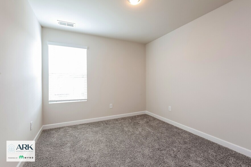Building Photo - 220 Telford Dr